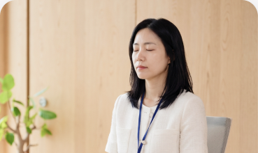 차분하게 데일리 회복 루틴을 실천하는 모습