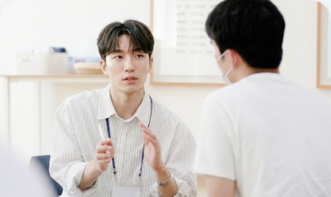 전문가와 함께 현재의 마음 상태를 점검하는 모습