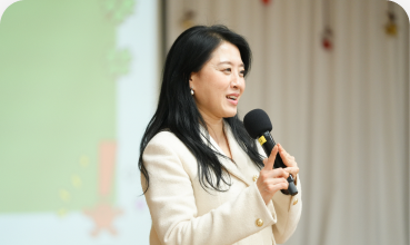 전문가가 회복탄력성 트레이닝을 진행하는 모습
