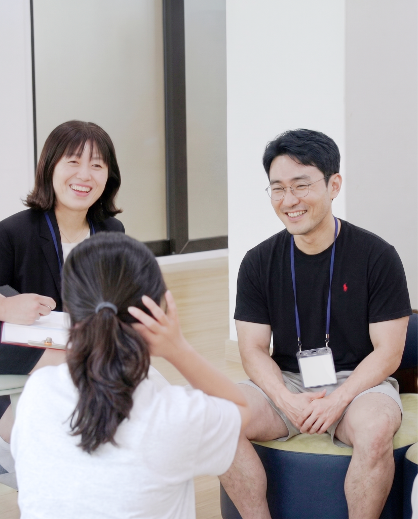 서로 이야기를 나누는 참가자들