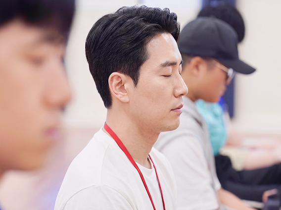 눈을 감고 마음을 정리하는 참가자